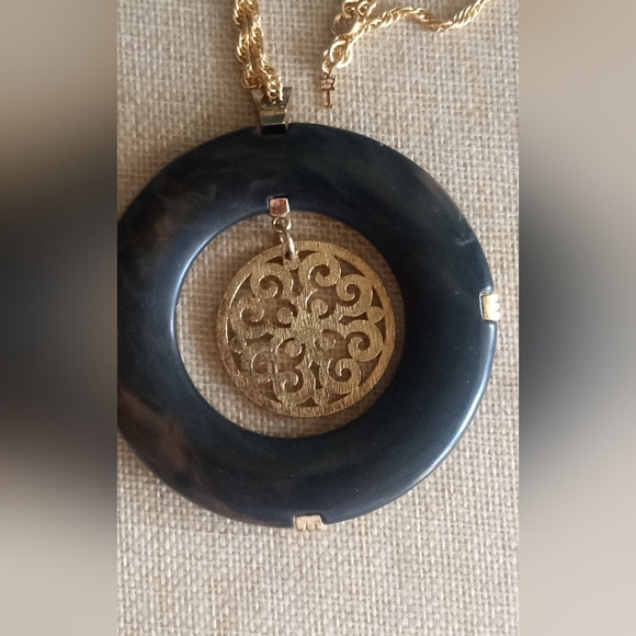 Trifari VTG Brown With Gold Tone Scrolls Spinner 3.5" Pendant Chain Necklace - Picture 10 of 13